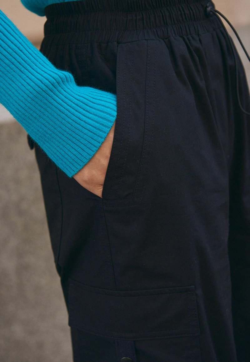 Next PARACHUTE STANDARD - Cargohose - Black