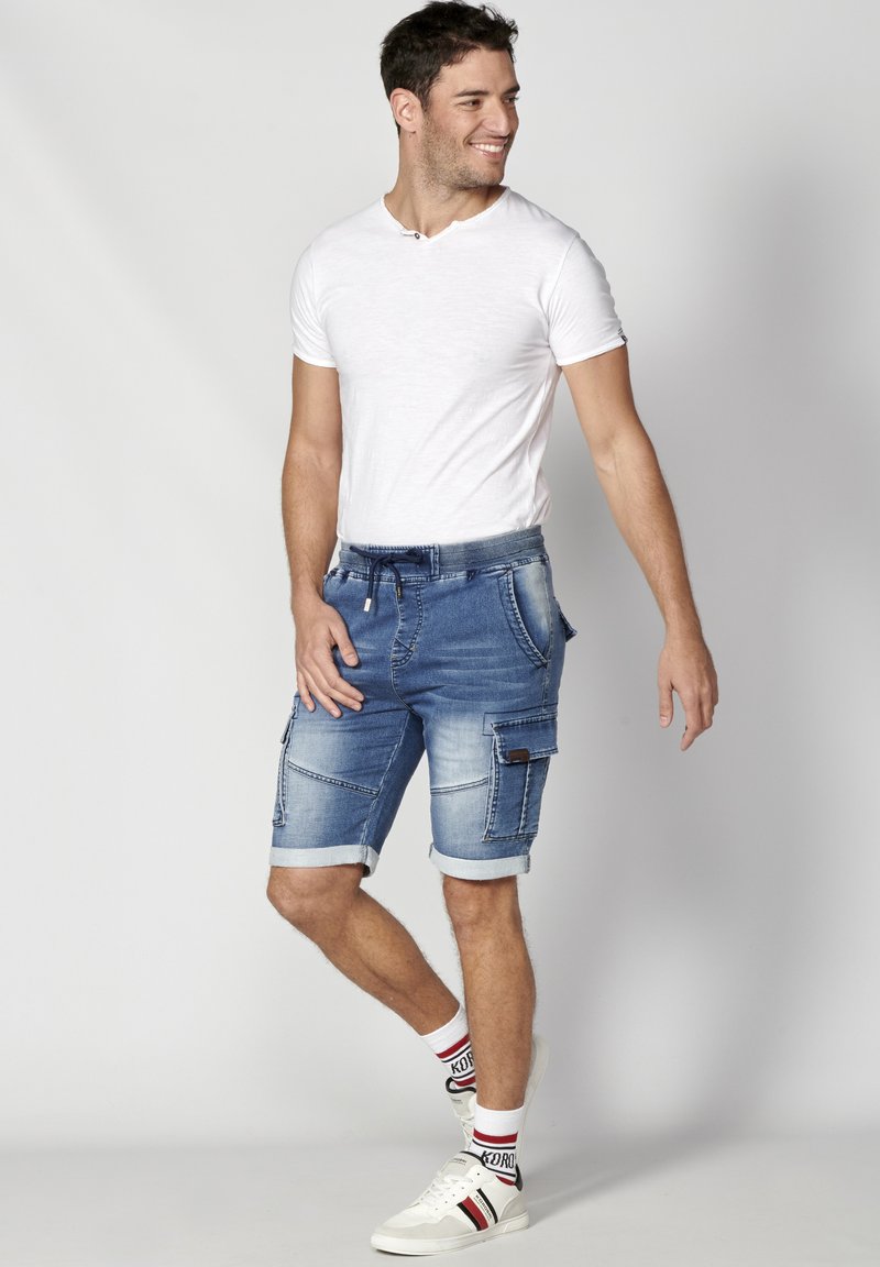 Koroshi BERMUDA JOGGER - Jeans Shorts - Azul Med Medium Blue