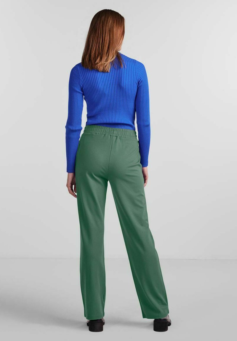 Pieces PCKLARA MW WIDE PANT BF - Jogginghose - Myrtle