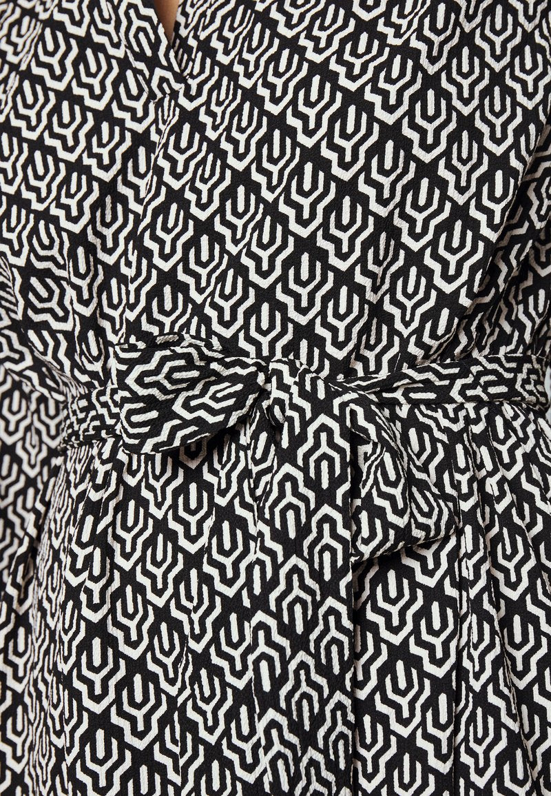 ONLY CARMAKOMA Freizeitkleid - Black/geometric Cloud Dancer