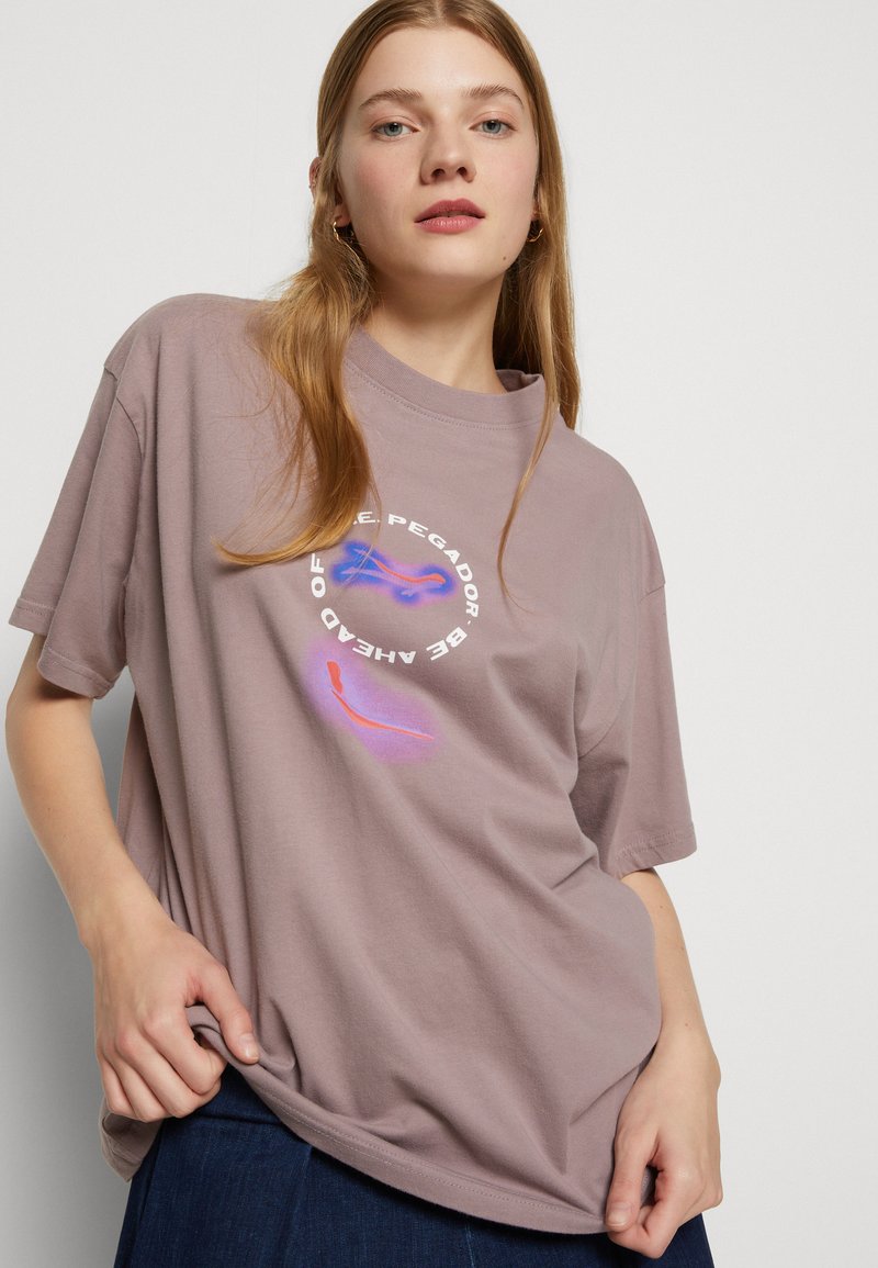 Pegador LERUM OVERSIZED TEE - T-Shirt Print - Washed Future Violet