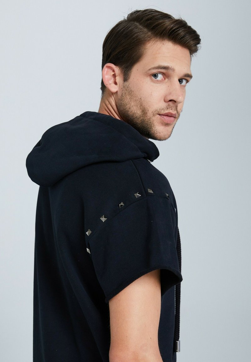  MIT EMBLEM - T-Shirt Print - Schwarz