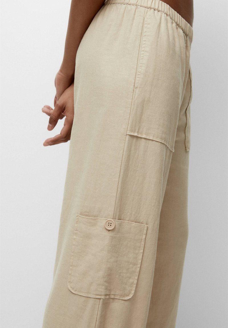 PULL & BEAR LOOSE-FITTING - Stoffhose - Beige