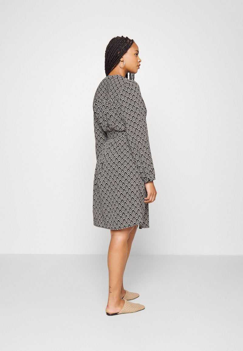 ONLY CARMAKOMA Freizeitkleid - Black/geometric Cloud Dancer