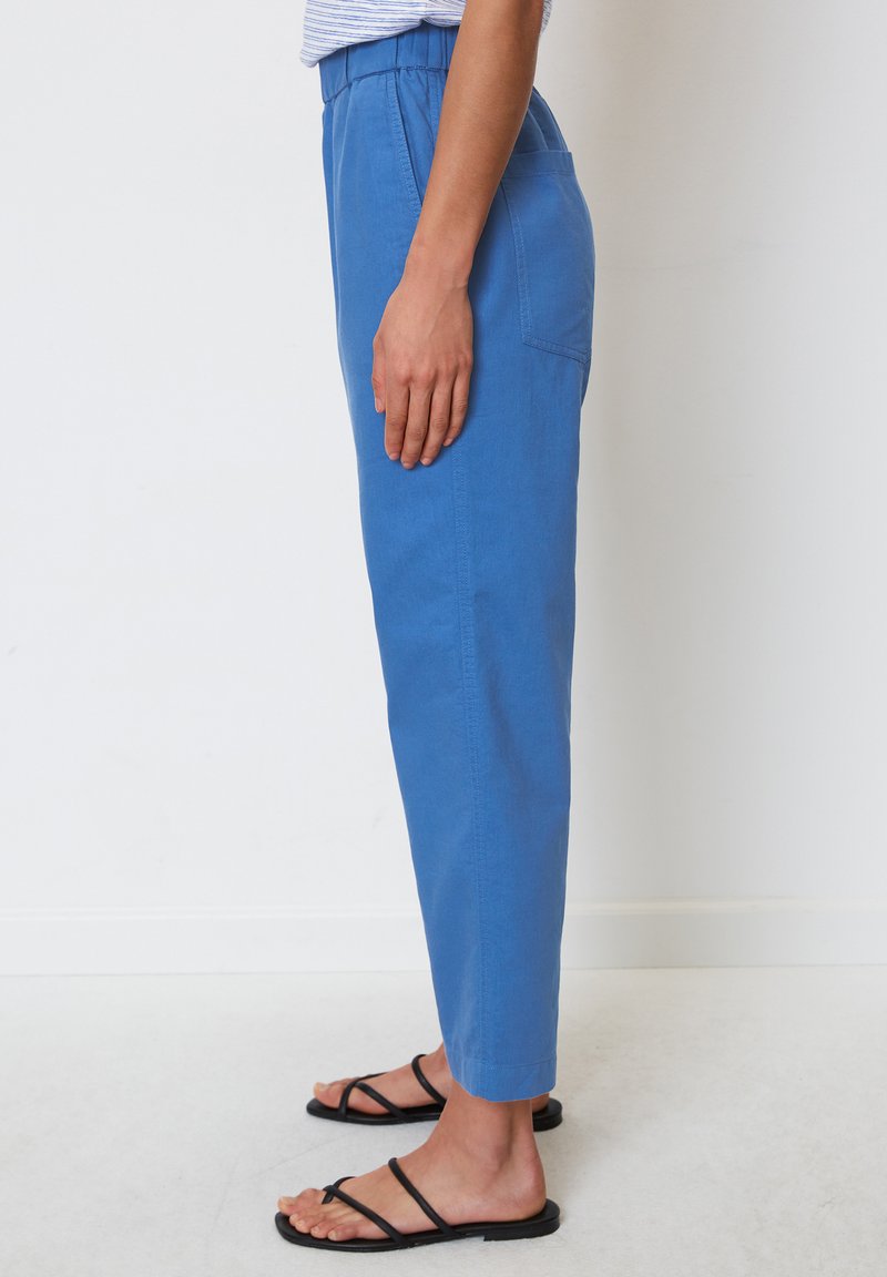 Marc O'Polo BARREL SHAPE MIT GUMMIZUG - Stoffhose - Summer Sky