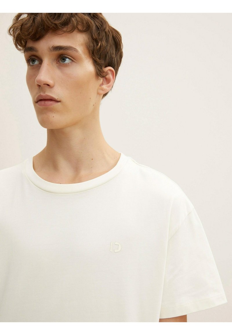 TOM TAILOR Denim MIT RÜCKENPRINT - T-Shirt Print - Soft Light Beige