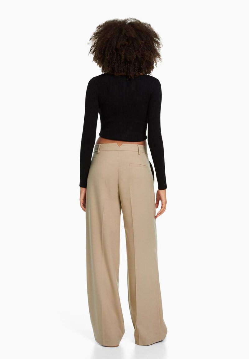 BERSHKA DAD FIT - Stoffhose - Camel