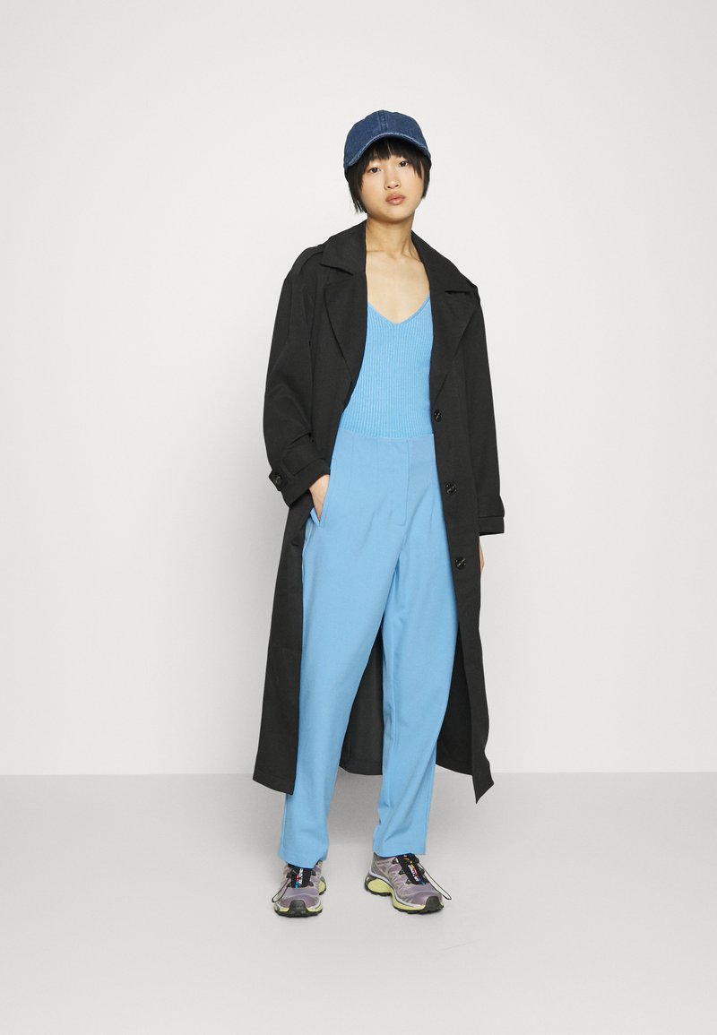 Vero Moda Petite VMKIRALOA TAPERED SOLID PANT - Stoffhose - Little Boy Blue