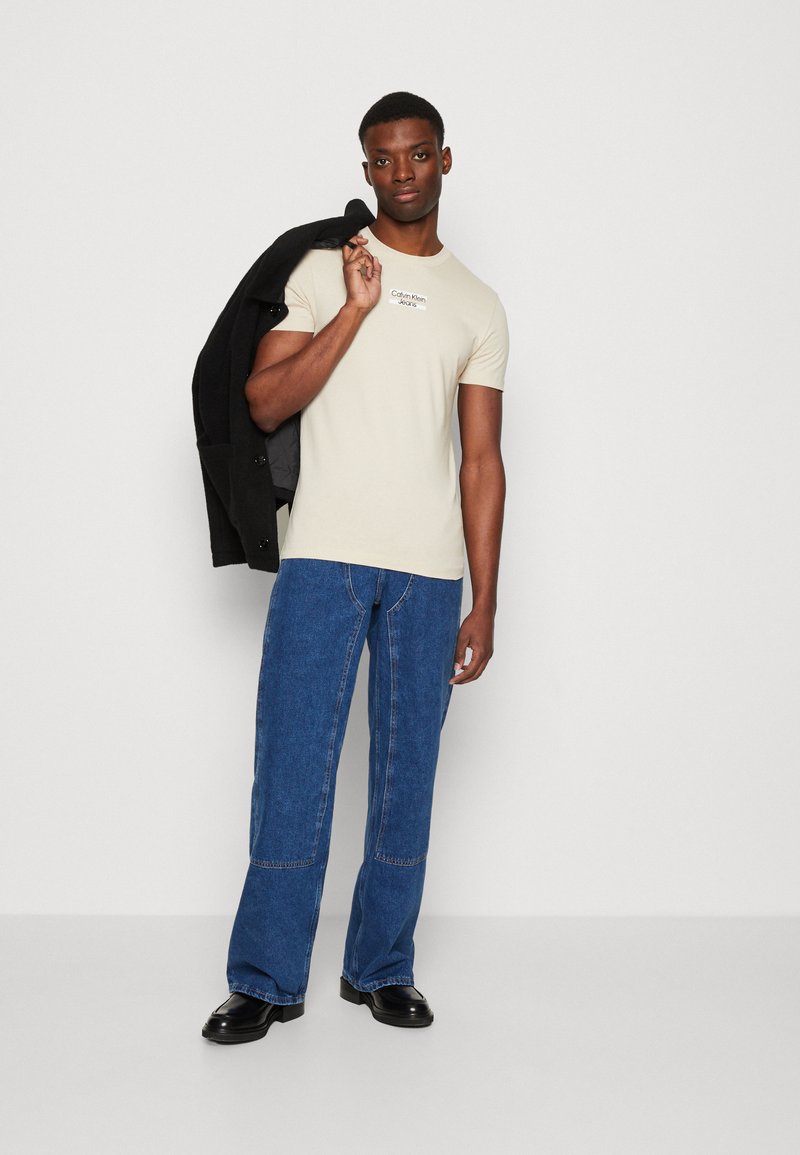 Calvin Klein Jeans TRANSPARENT STRIPE LOGO TEE - T-Shirt Print - Classic Beige