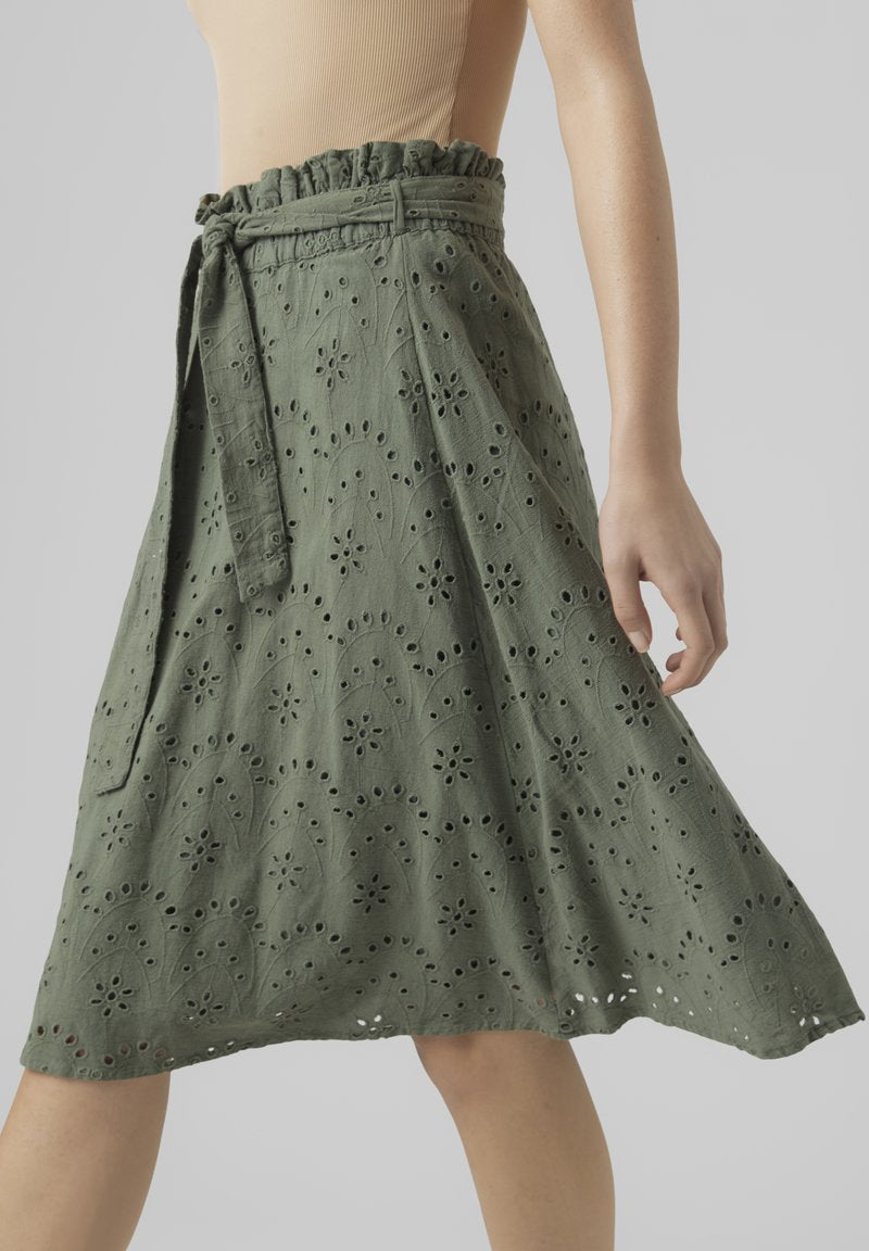 Vero Moda BRODERIE ANGLAISE - A-Linien-Rock - Mottled Green