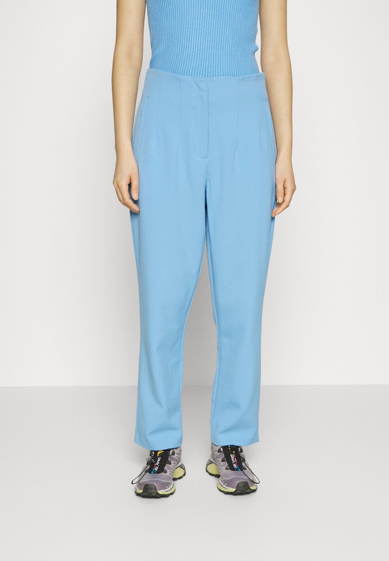 Vero Moda Petite VMKIRALOA TAPERED SOLID PANT - Stoffhose - Little Boy Blue