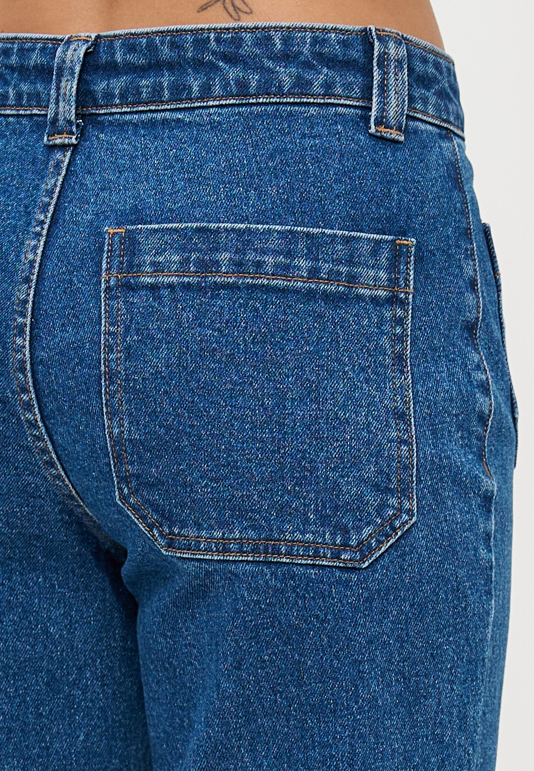 ONLY Petite ONLEBBA POCKET - Flared Jeans - Medium Blue Denim
