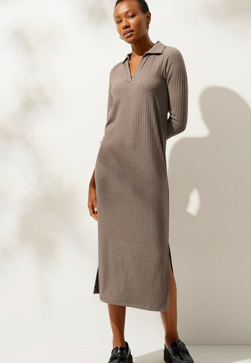  FREDRIKA RIBBED - Strickkleid - Braun