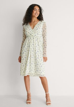 NA-KD Freizeitkleid - White Floral