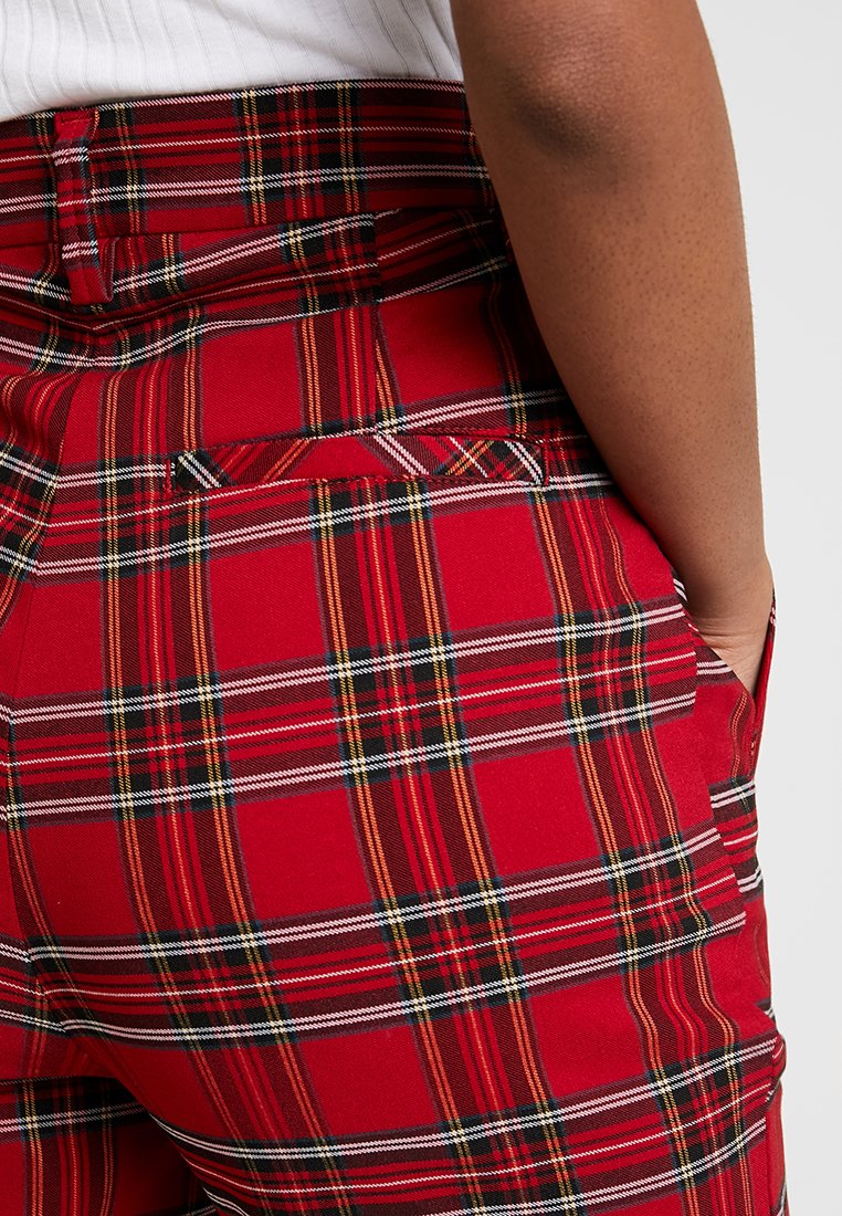 URBAN CLASSICS LADIES HIGHWAIST CHECKER CROPPED PANTS - Stoffhose - Red/black