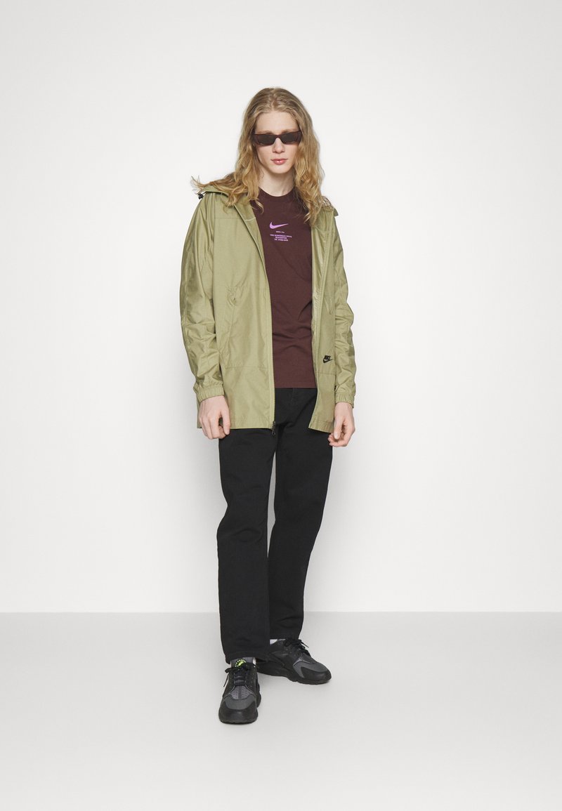 Nike Sportswear Kurzmantel - Neutral Olive/black