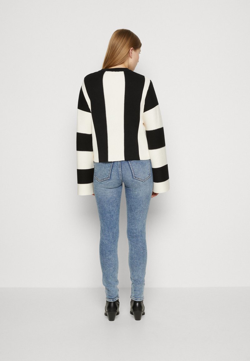 NA-KD STRIPED DETAIL - Strickpullover - Black/off White