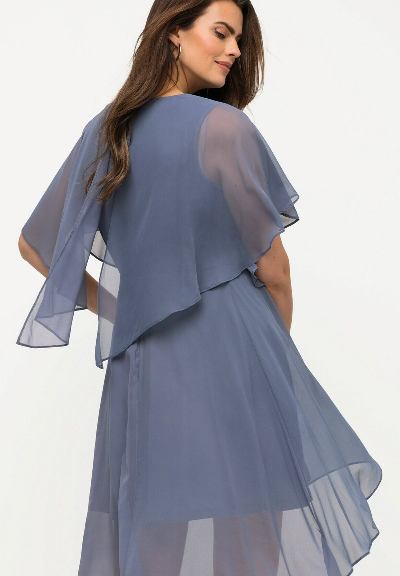 Ulla Popken DÉCOLLETÉ EN V MANCHES COURTES - Cocktailkleid/festliches Kleid - Bleu Jean