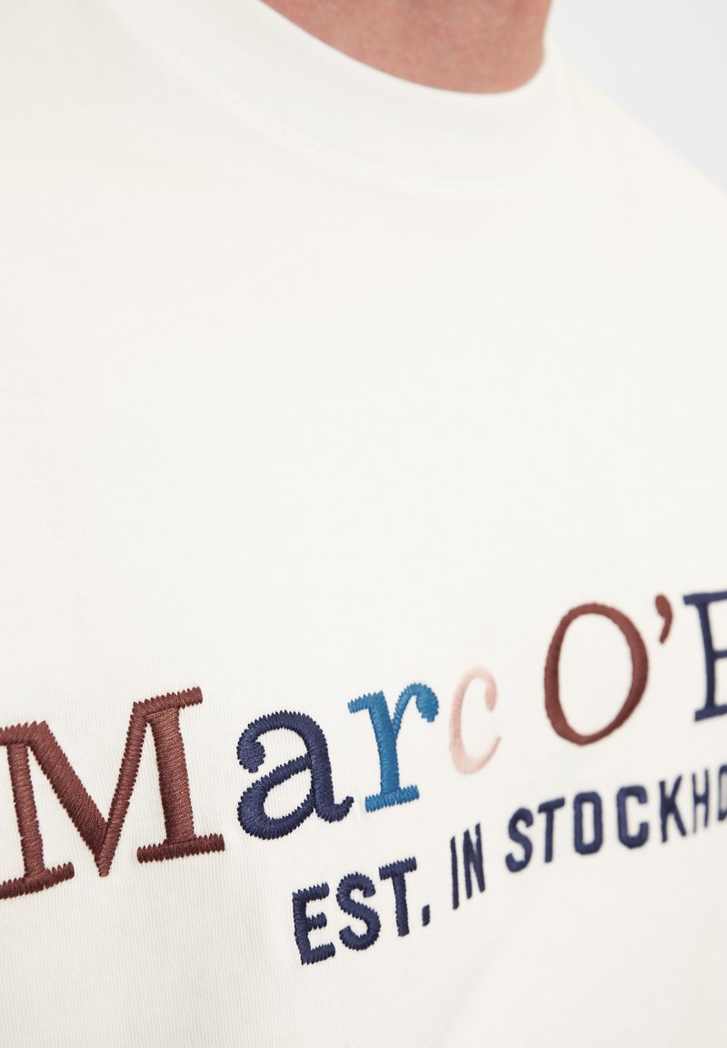 Marc O'Polo MIT LOGO-STICKEREI - T-Shirt Print - White