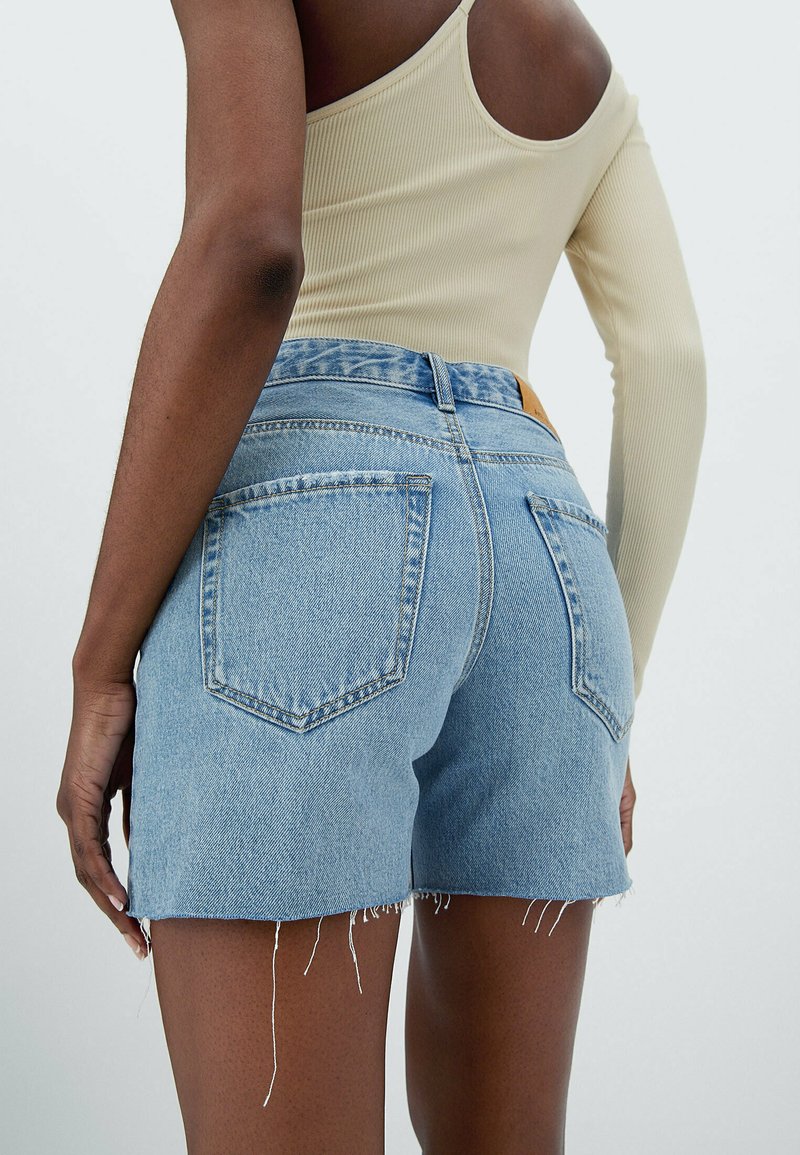 Stradivarius LOW WAIST BERMUDA - Jeans Shorts - Blue Denim
