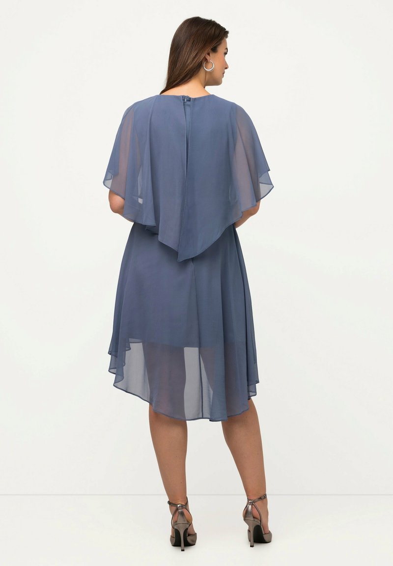Ulla Popken DÉCOLLETÉ EN V MANCHES COURTES - Cocktailkleid/festliches Kleid - Bleu Jean