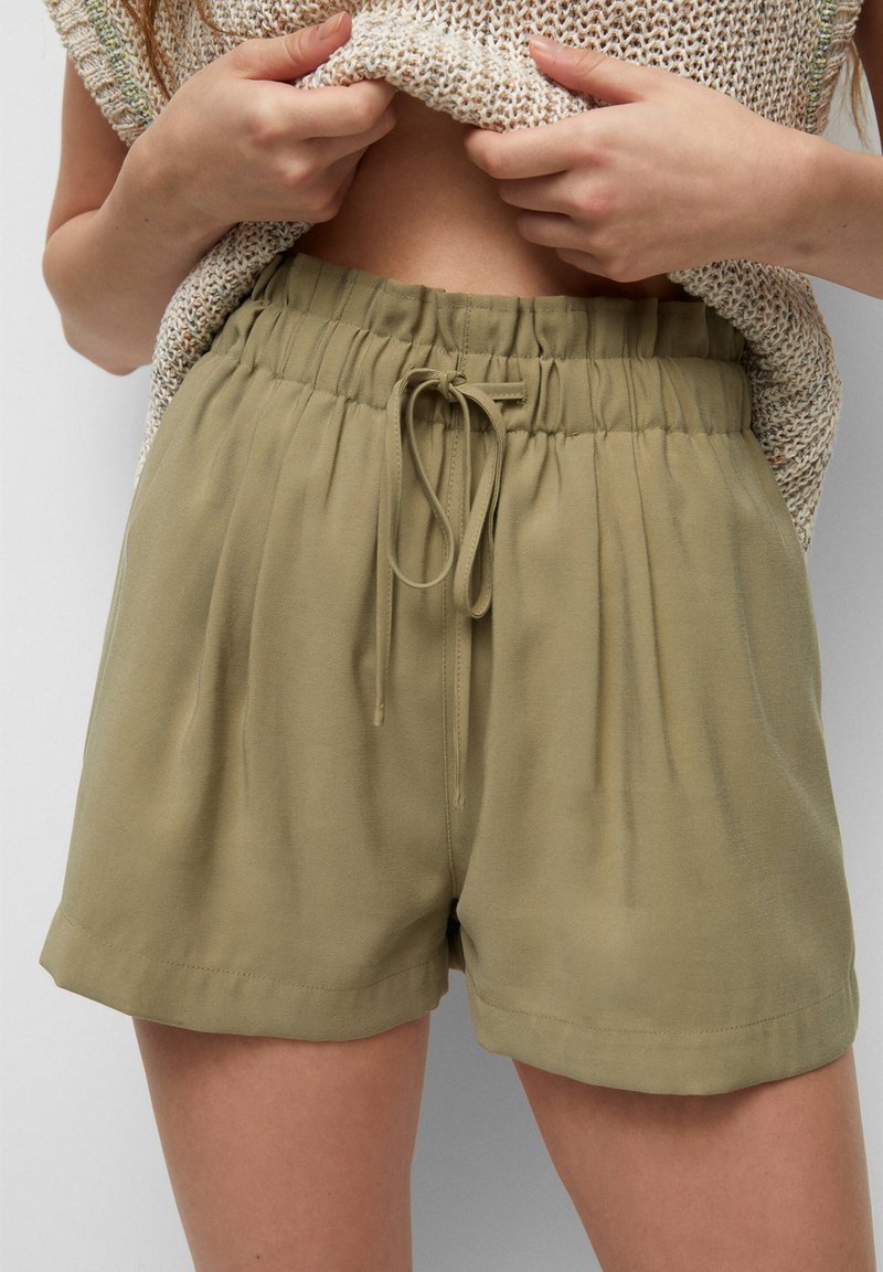 PULL & BEAR BASIC BERMUDA - Shorts - Khaki