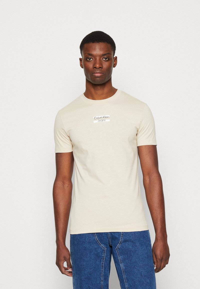 Calvin Klein Jeans TRANSPARENT STRIPE LOGO TEE - T-Shirt Print - Classic Beige