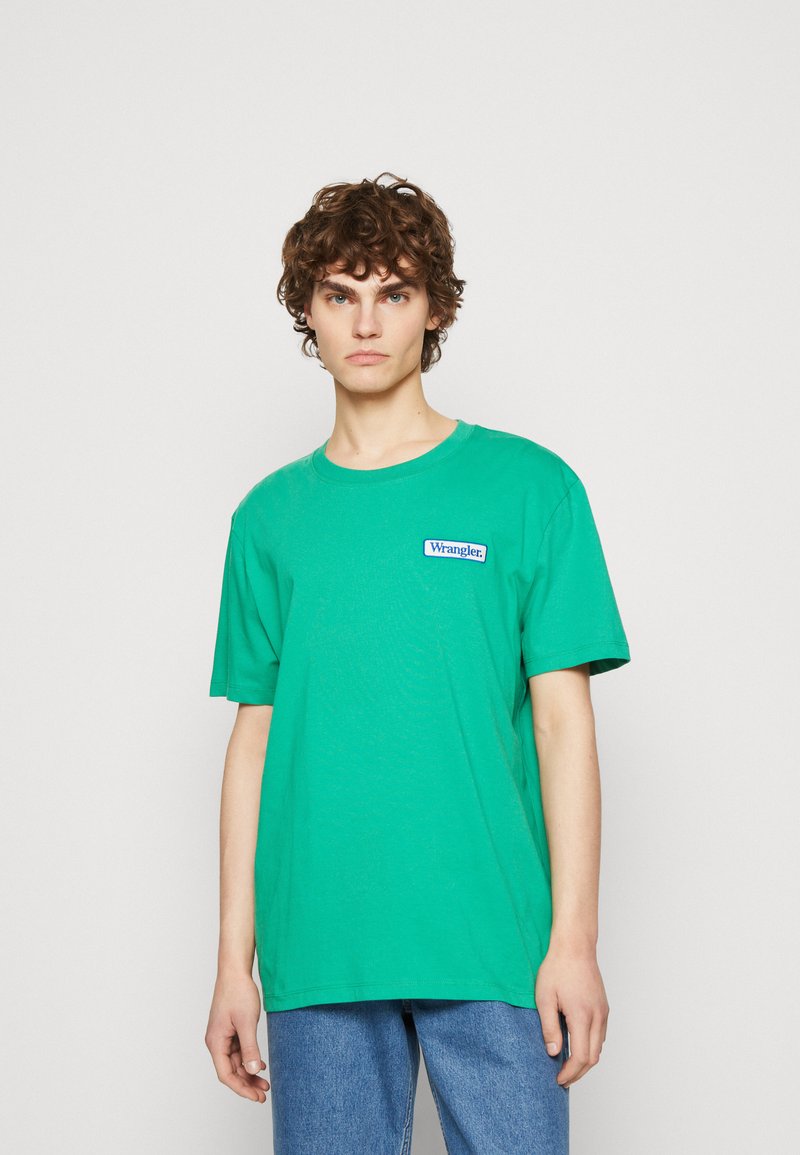 Wrangler LOGO TEE - T-Shirt Basic - Leprechaun Green