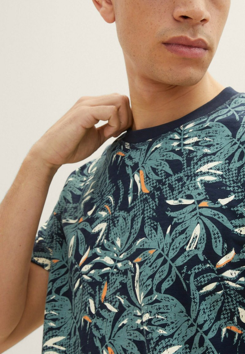 Tom Tailor ALLOVER PRINTED - T-Shirt Print - Navy Green Big Leaf Design