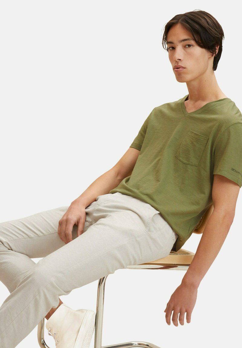TOM TAILOR Denim BRUSTTASCHEÂ - T-Shirt Basic - Felt Green
