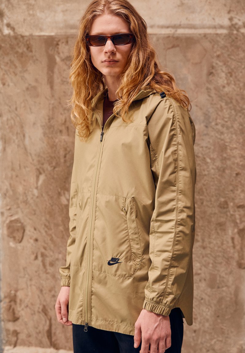 Nike Sportswear Kurzmantel - Neutral Olive/black
