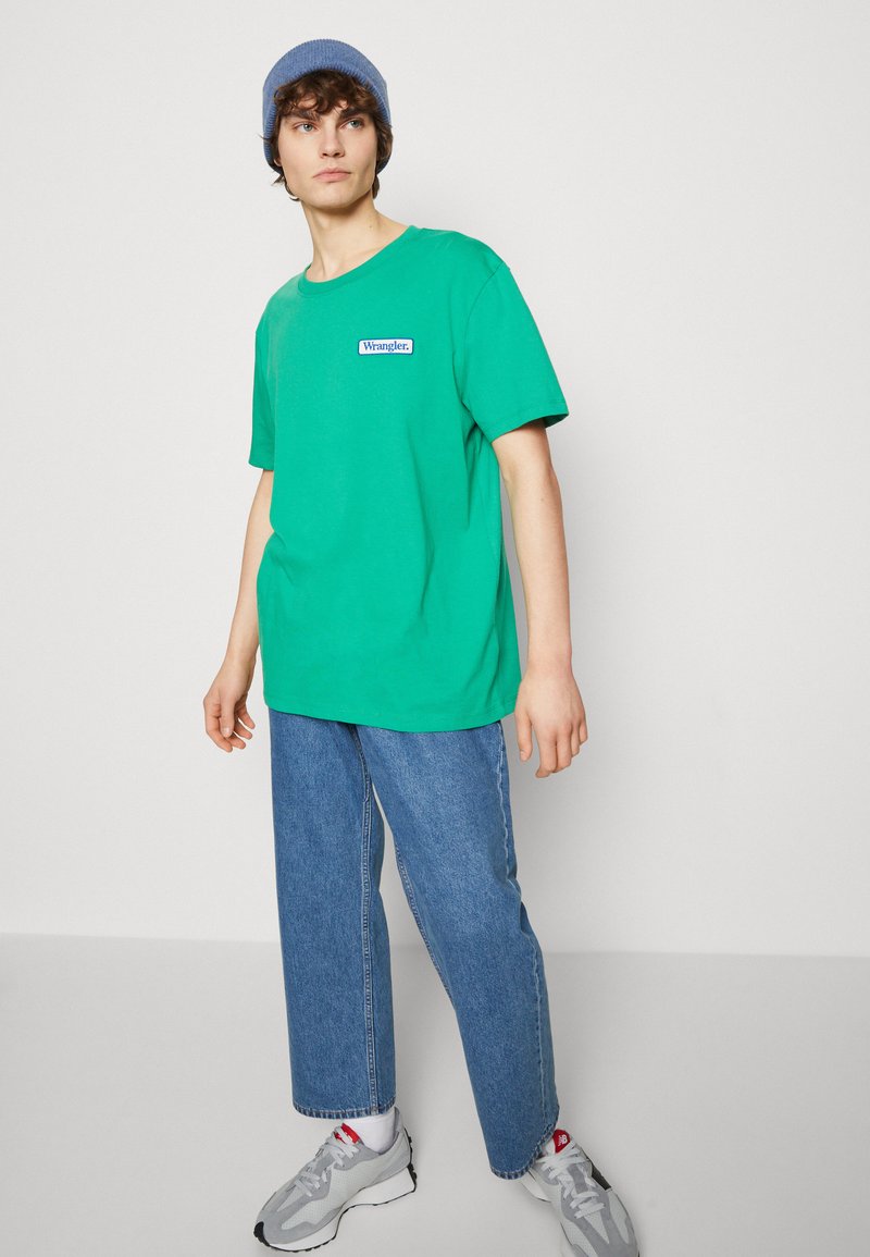 Wrangler LOGO TEE - T-Shirt Basic - Leprechaun Green