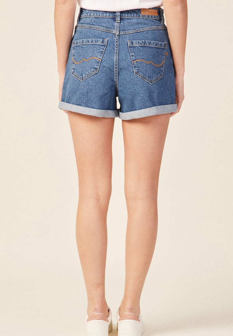  ÖKO-VERANTWORTLICHE MOM - Jeans Shorts - Denim Stone