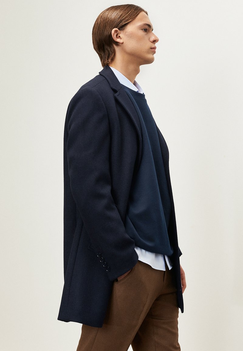  STANDARD FIT PLAIN - Klassischer Mantel - Navy Blue