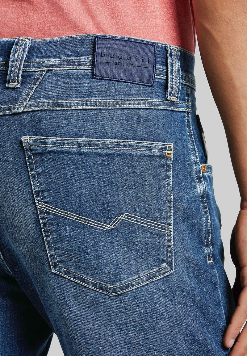 Bugatti BERMUDA - Jeans Shorts - Blau