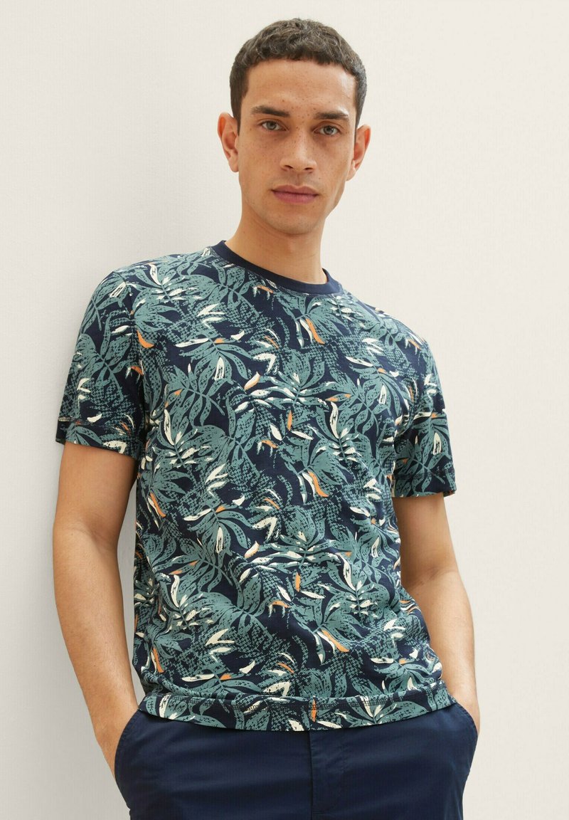 Tom Tailor ALLOVER PRINTED - T-Shirt Print - Navy Green Big Leaf Design