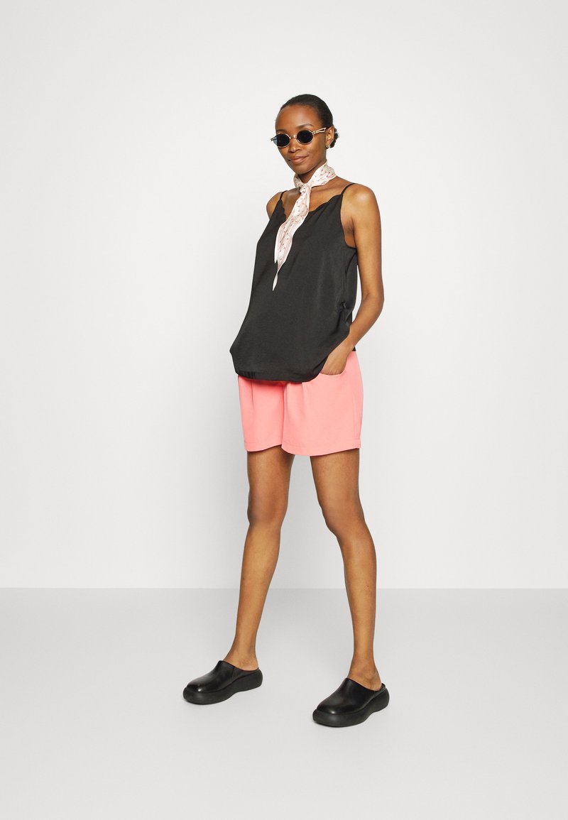 ONLY MATERNITY OLMLAURA PLEAT - Shorts - Georgia Peach