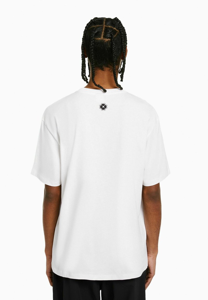 BERSHKA SHORT SLEEVE BOXY FIT - T-Shirt Print - Off White