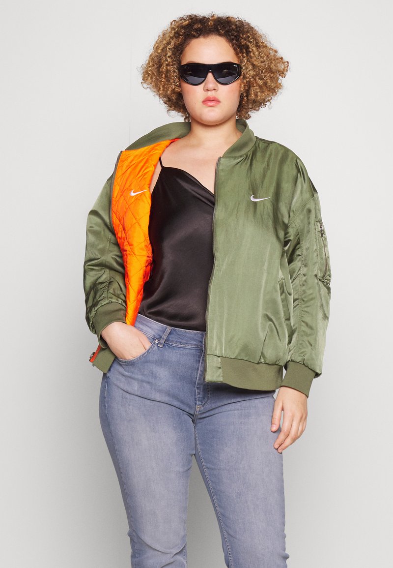 Nike Sportswear Bomberjacke - Medium Olive/safety Orange/white