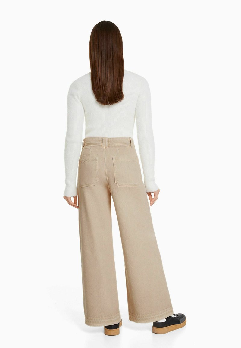 BERSHKA CULOTTES - Flared Jeans - Sand