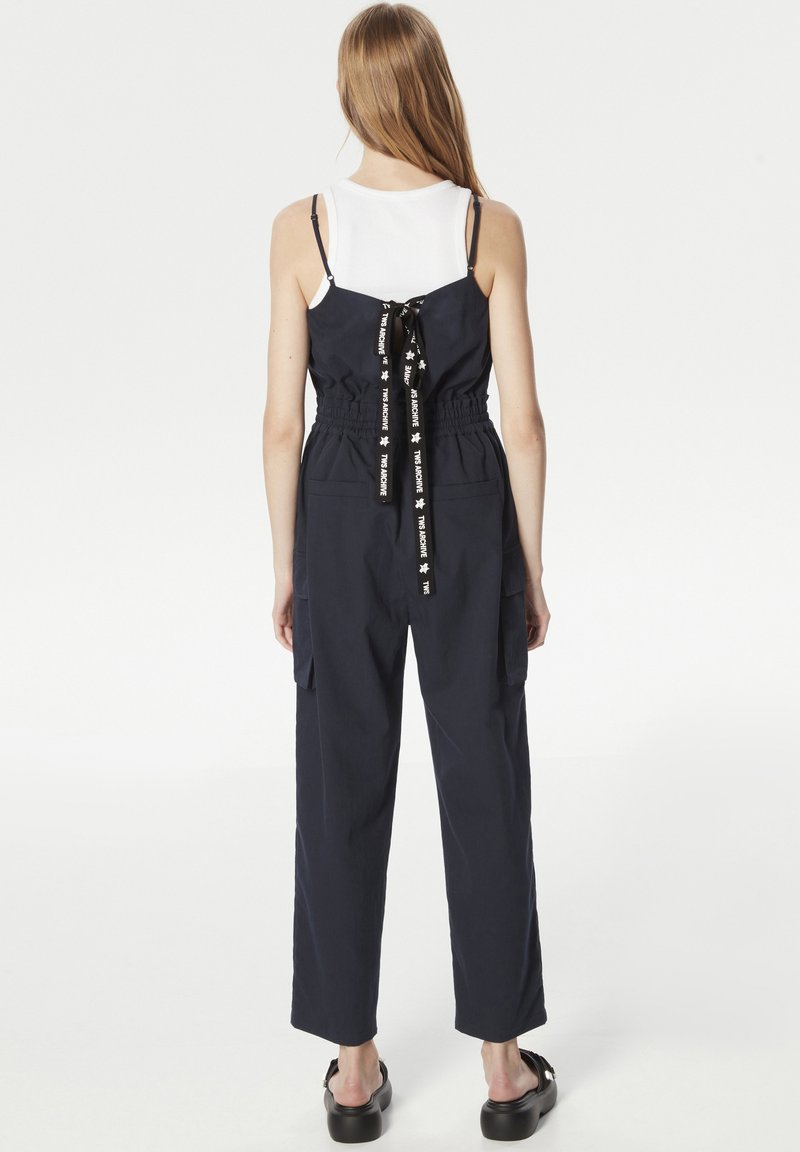 Twist RELAXED FIT ELASTIC WAIST JUMPSUIT WITH CARGO POCKETS - Jumpsuit - Navy