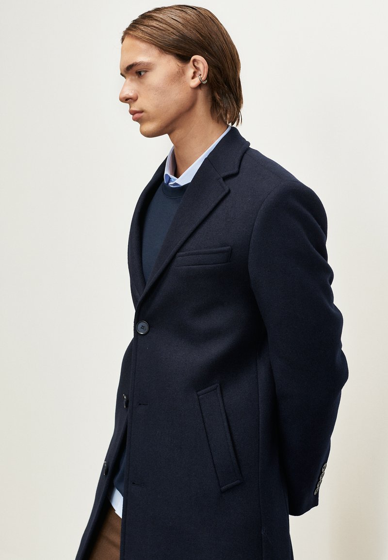  STANDARD FIT PLAIN - Klassischer Mantel - Navy Blue