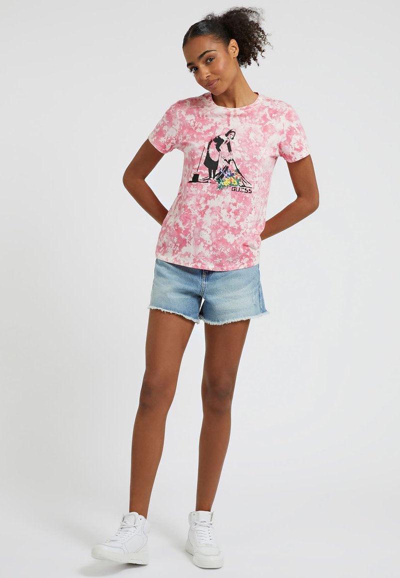 Guess IN TIE-DYE-OPTIK MIT GRAFFITI-PRINT - T-Shirt Print - Rose