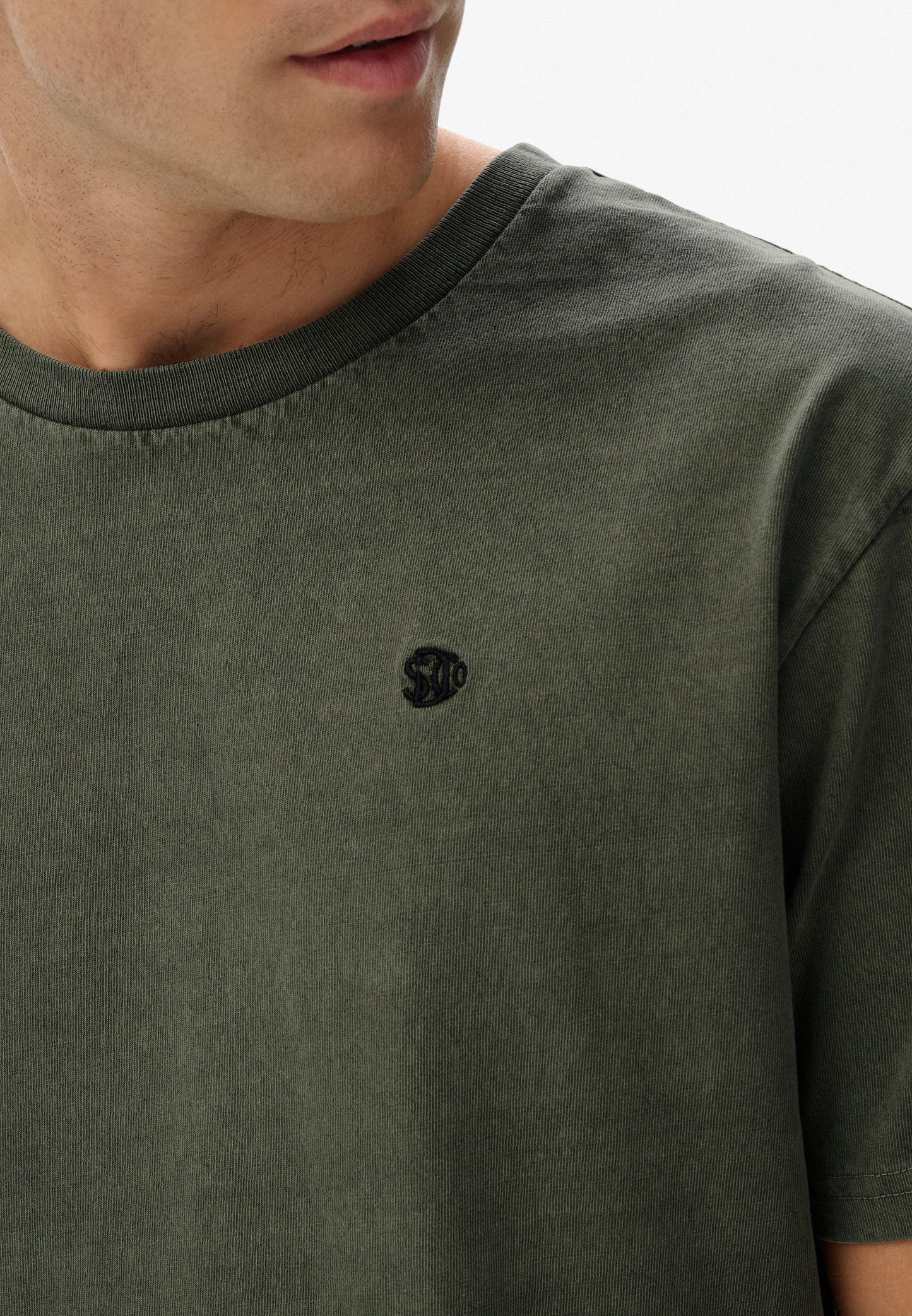  Basic T-shirt - Beetle Green