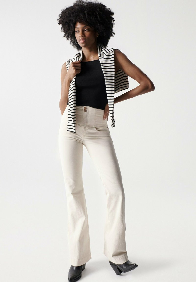  DIVA SLIMMING FLARE - Jeans Bootcut - Perle_010
