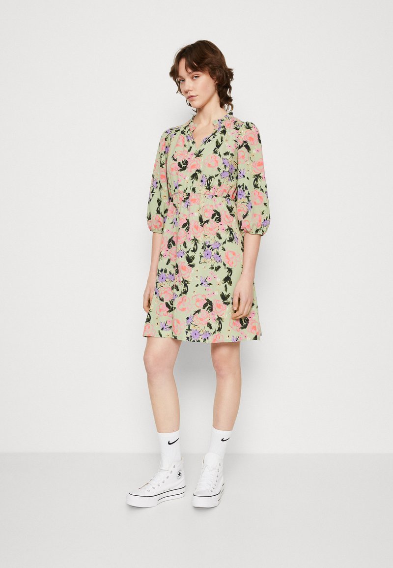 Vero Moda VMSERENITY OLIVIA DRESS - Freizeitkleid - Reseda/serenity