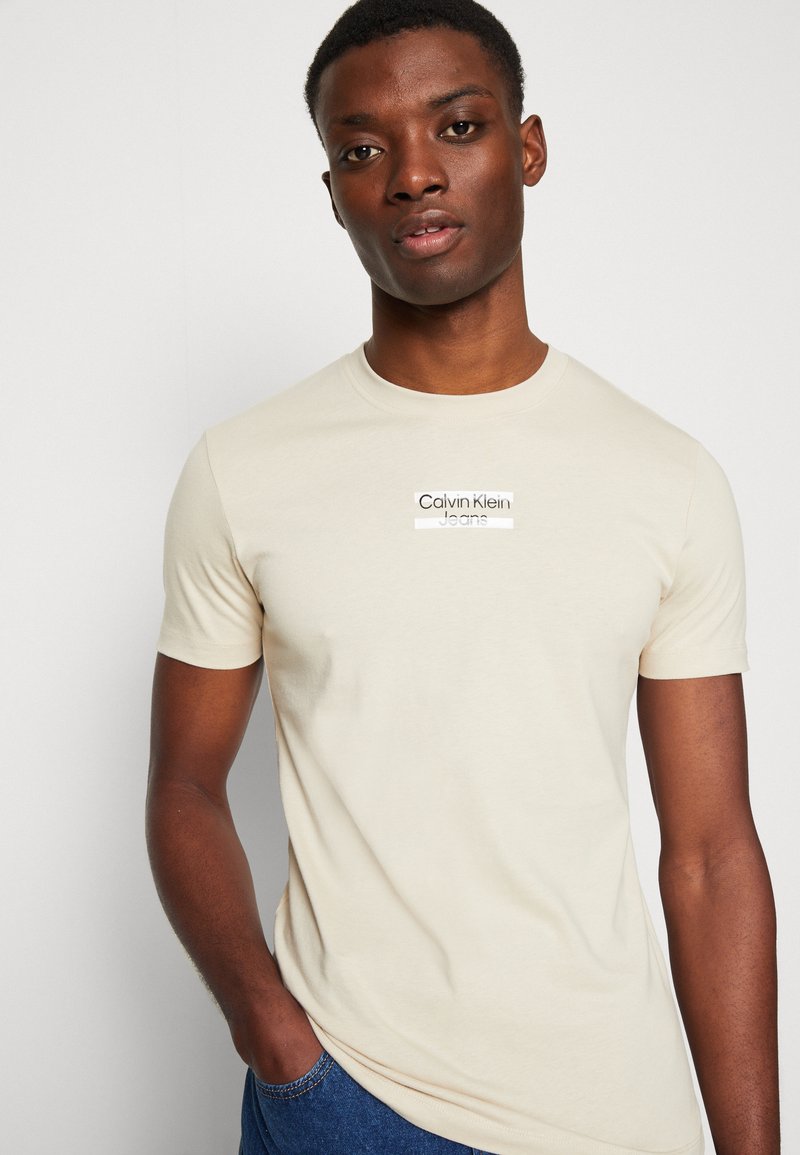 Calvin Klein Jeans TRANSPARENT STRIPE LOGO TEE - T-Shirt Print - Classic Beige