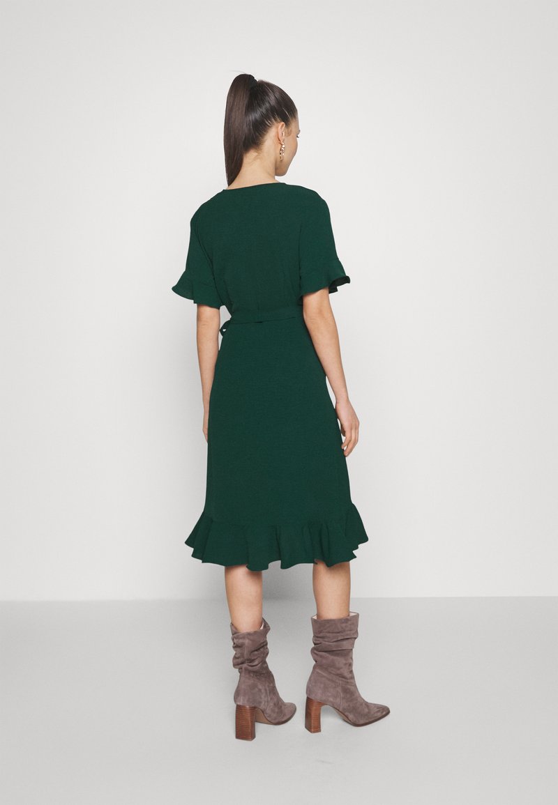 ONLY Petite ONLMETTE SWRAP FRILL DRESS - Freizeitkleid - Ponderosa Pine