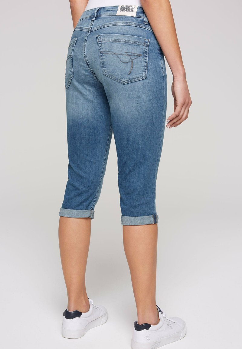 Soccx CAPRI ROMY MIT TURN UP SAUM - Jeans Tapered Fit - Light Blue Wash