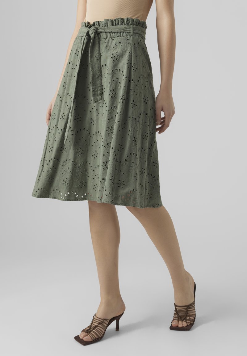 Vero Moda BRODERIE ANGLAISE - A-Linien-Rock - Mottled Green
